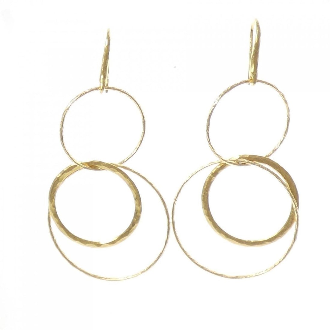 Tiffany Hammered Circle Earrings: --- Catalog ---Category: SizeSize (HxWxD): 52.60mm x 31.00mm / 2.07'' x 1.22''Category: DesignType: Stud earringsGender: WomenMaterial: Yellow gold (18K)Category: GeneralBrand: Tiffany--- Item List