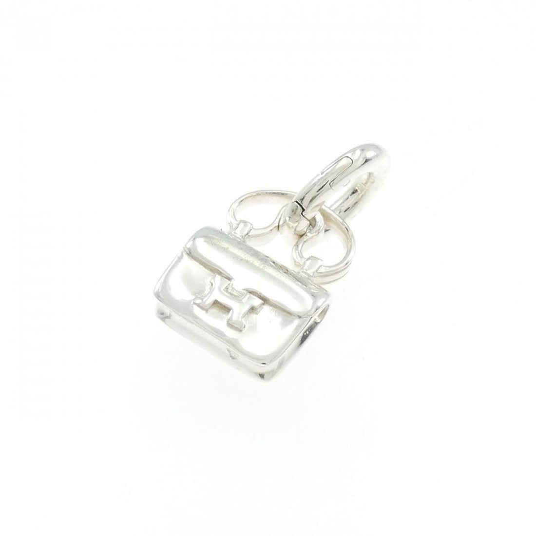 Hermes 925 Charm: --- Catalog ---Category: SizePendant Size: 24.8mm x 12.8mm / 0.97'' x 0.5''Category: DesignColor: SilverGender: WomenMaterial: Silver 925Necklace Type: PendantCategory: GeneralBrand: Hermes--- Item
