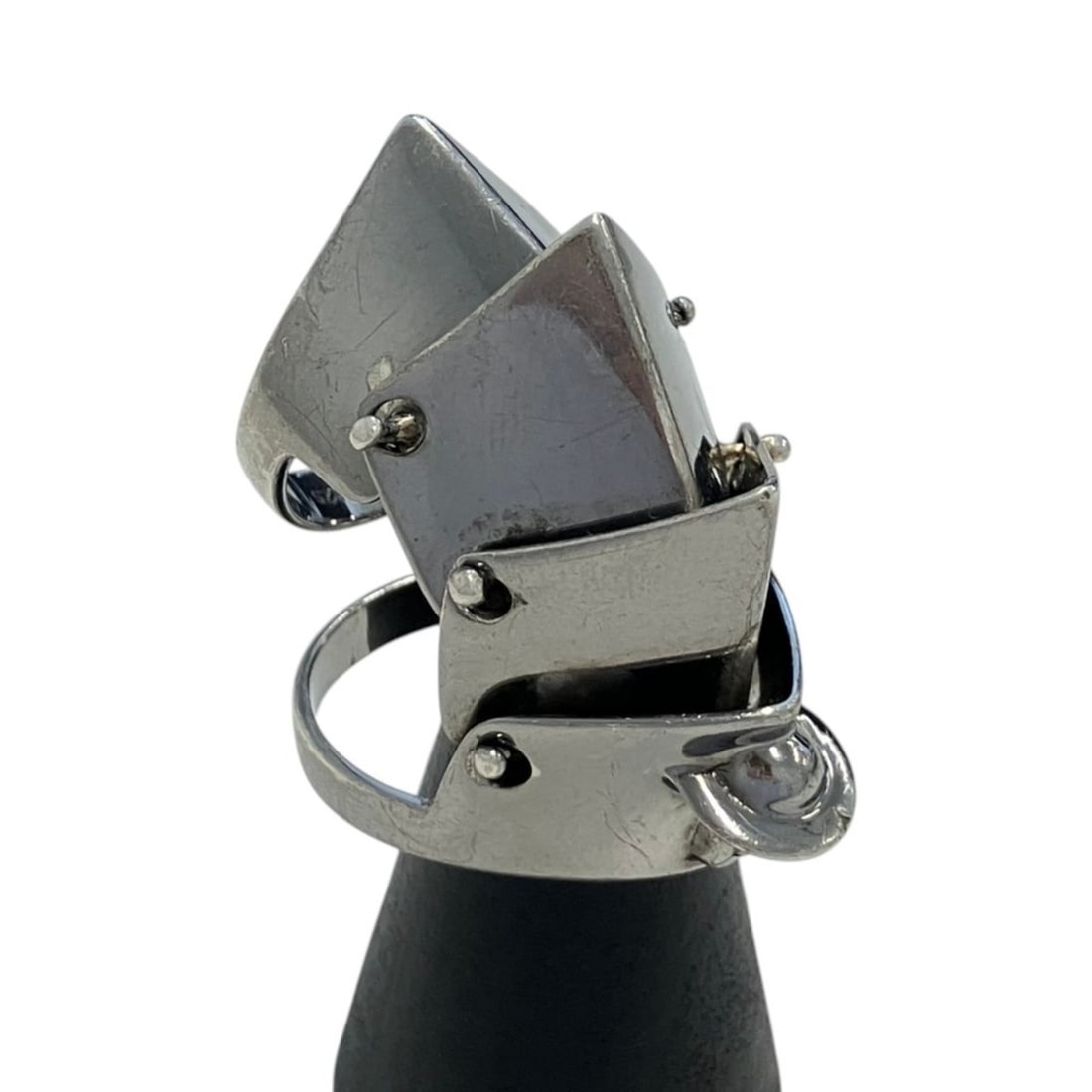 Vivienne Westwood Armor Ring 925 L Black Silver Men's: --- Catalog ---Category: PackNumber in Pack: 2Category: SizeJP Size: 13US Size: 6.5Category: DesignType: Band ringColor: Black, SilverGender: MenMaterial: Silver 925Category: GeneralBrand: Vivienne We