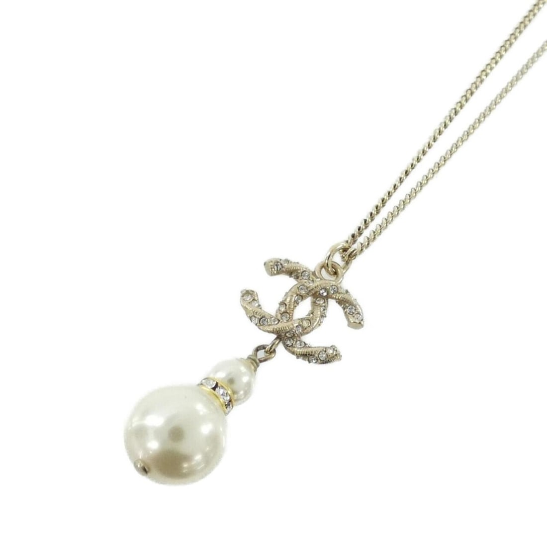 Chanel 53161 Necklace: --- Catalog ---Category: SizePendant Size: 35mm x 15mm / 1.37'' x 0.59''Neck Circumference: 41 cm - 60 cm / 16.14'' - 23.62''Category: DesignColor: Gold, WhiteStone: Artificial pearl, CrystalGender: