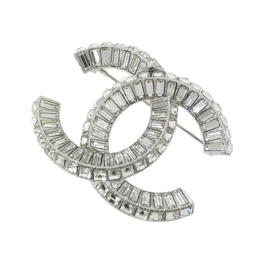Chanel 63085 Brooch: --- Catalog ---Category: SizeSize (HxWxD): 3.9cm x 5cm / 1.53'' x 1.96''Category: DesignType: BroochColor: Clear, SilverStone: CrystalGender: WomenCategory: GeneralMPN: 63085Brand: Chanel--- Item