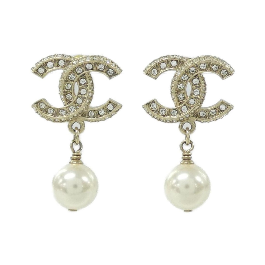 Chanel 86506 Earrings: --- Catalog ---Category: SizeSize (HxWxD): 30.00mm x 20.00mm / 1.18'' x 0.79''Category: DesignType: Stud earringsColor: Gold, WhiteStone: Artificial pearl, CrystalGender: WomenCategory: GeneralMPN: