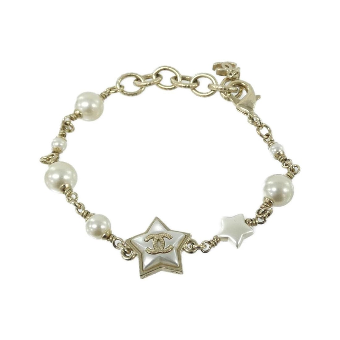 Chanel 99133 Bracelet: --- Catalog ---Category: SizeLength: 16cm - 19cm / 6.29'' - 7.48''Category: DesignType: Charm braceletColor: Gold, WhiteStone: Artificial pearlGender: WomenCategory: GeneralMPN: 99133Brand: Chanel---