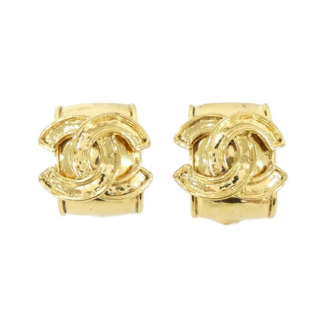 Chanel earrings: --- Catalog ---Category: SizeSize (HxWxD): 20.00mm x 15.00mm / 0.79'' x 0.59''Category: DesignType: Clip earringsColor: GoldGender: WomenCategory: GeneralBrand: Chanel--- Item List ---Section: