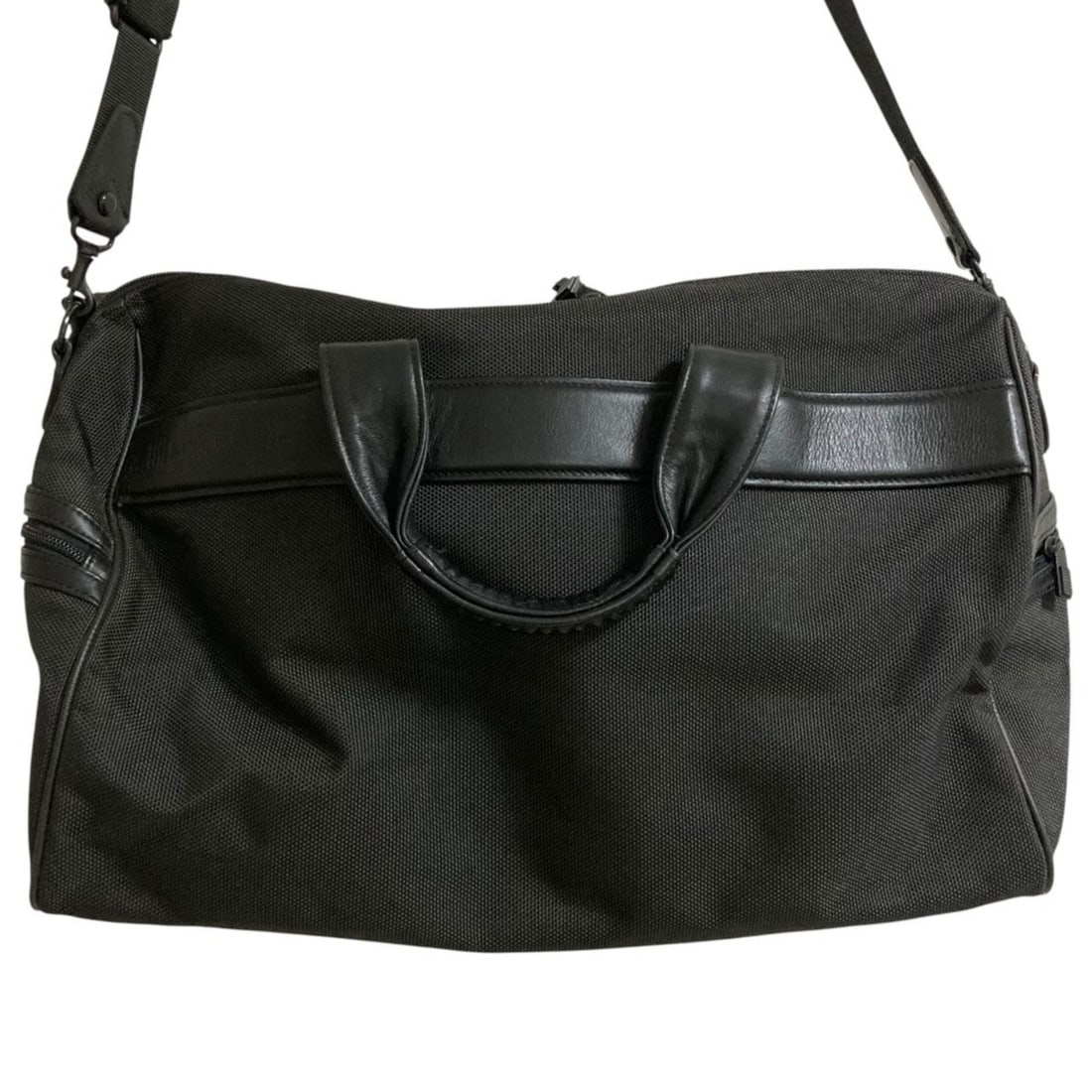 im product (I'm Product) Issey Miyake Sport 90's Vintage 2-Way Boston Bag, Black, Men's & Women's: --- Catalog ---Category: SizeSize (HxWxD): 35cm x 44.5cm x 14cm / 13.77'' x 17.51'' x 5.51''Category: DesignType: Boston bagColor: BlackGender: Men,WomenCategory: GeneralBrand: Unspecified--- Item Lis