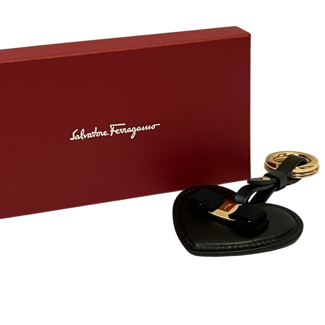 Salvatore Ferragamo Vara Ribbon Heart Motif Keychain Keyring Black Women's: --- Catalog ---Category: SizeSize (HxWxD): 13.5cm x 7.5cm / 5.31'' x 2.95''Category: DesignType: KeyringColor: BlackGender: WomenCategory: GeneralBrand: Salvatore Ferragamo--- Item List ---Section: Co
