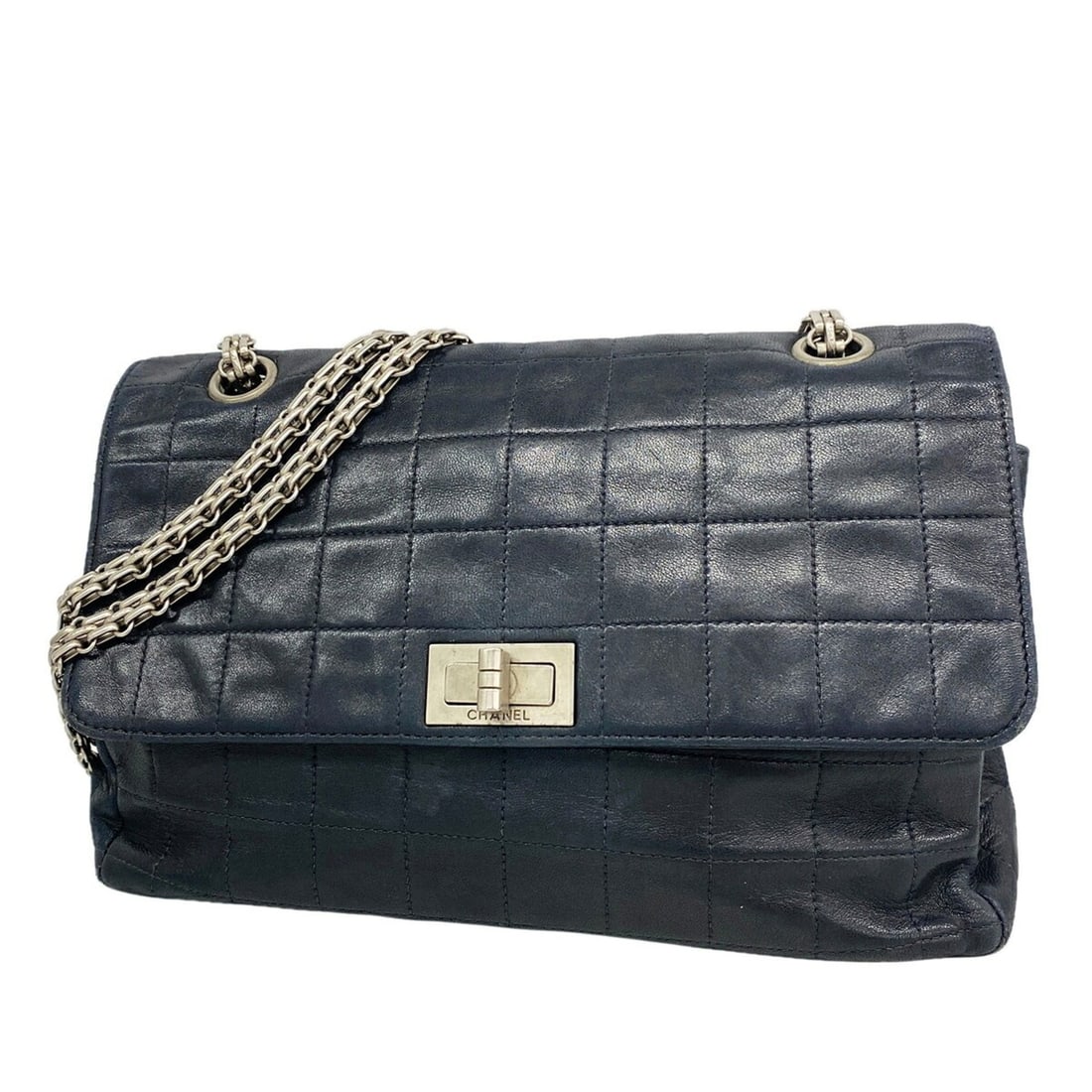 Chanel Shoulder Bag 2.55 Chocolate Bar Double Chain Lambskin Black Women's OP023777: --- Catalog ---Category: SizeSize (HxWxD): 17cm x 24.5cm x 6cm / 6.69'' x 9.64'' x 2.36''Category: DesignType: Shoulder bagColor: BlackGender: WomenMaterial: Leather Hardware Color: SilverLeather/Fur 