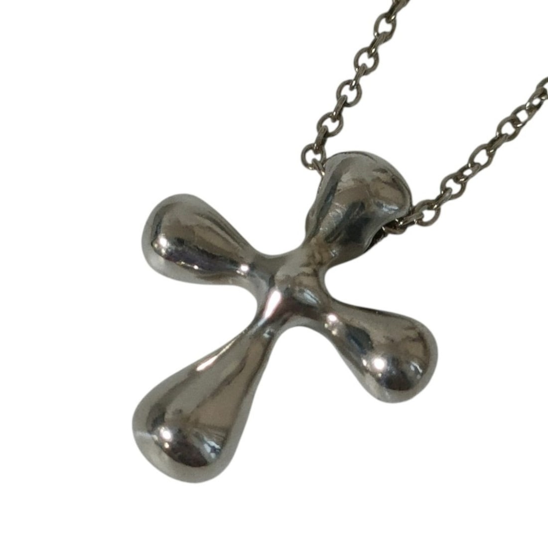 TIFFANY&Co. Tiffany Small Cross Chain Pendant Necklace, 925 Sterling Silver, Women's: --- Catalog ---Category: SizePendant Size: 2mm x 1.8mm / 0.07'' x 0.07''Neck Circumference: 42 cm / 16.53''Category: DesignColor: SilverGender: WomenMaterial: Silver 925Necklace Type: Pendant necklace