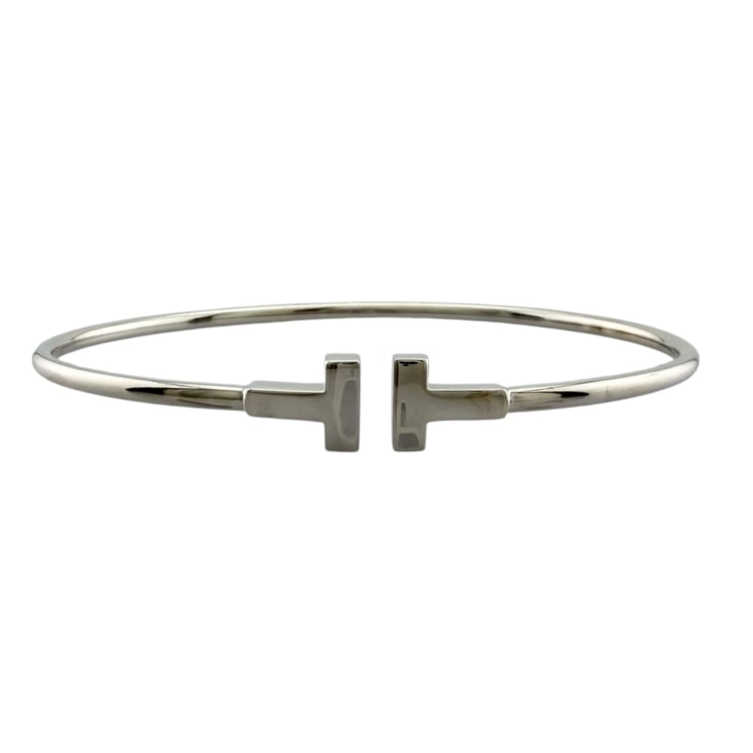 Tiffany & Co. Bangle, 18K White Gold, Women's.: --- Catalog ---Category: PackNumber in Pack: 1Category: SizeLength: 15cm / 5.9''Category: DesignType: BangleColor: SilverGender: WomenMaterial: White gold (18K)Category: GeneralLine: Tiffany TBrand: T