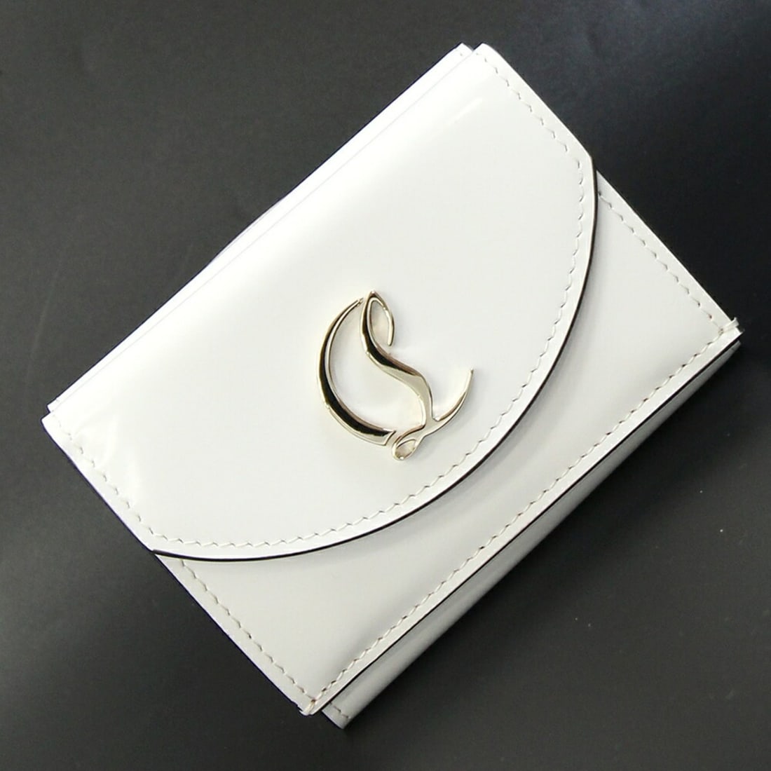 Christian Louboutin Tri-fold Wallet Loubi 54 3235108 White Red Patent Leather Compact Mini for Women: --- Catalog ---Category: SizeSize (HxWxD): 7.5cm x 9.5cm x 3cm / 2.95'' x 3.74'' x 1.18''Category: DesignType: Wallet (tri-fold)Color: Red color, WhiteGender: WomenMaterial: Patent leather Category: G