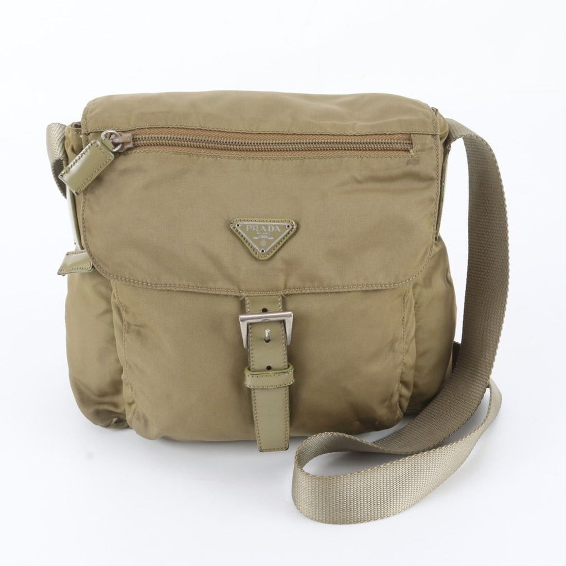 Prada Tessuto Nylon Triangle Logo Leather Shoulder Bag Messenger for Men: --- Catalog ---Category: SizeSize (HxWxD): 20cm x 22cm x 9cm / 7.87'' x 8.66'' x 3.54''Category: DesignType: Messenger bag, Shoulder bagColor: Green, KhakiGender: MenMaterial: Leather , Nylon Category