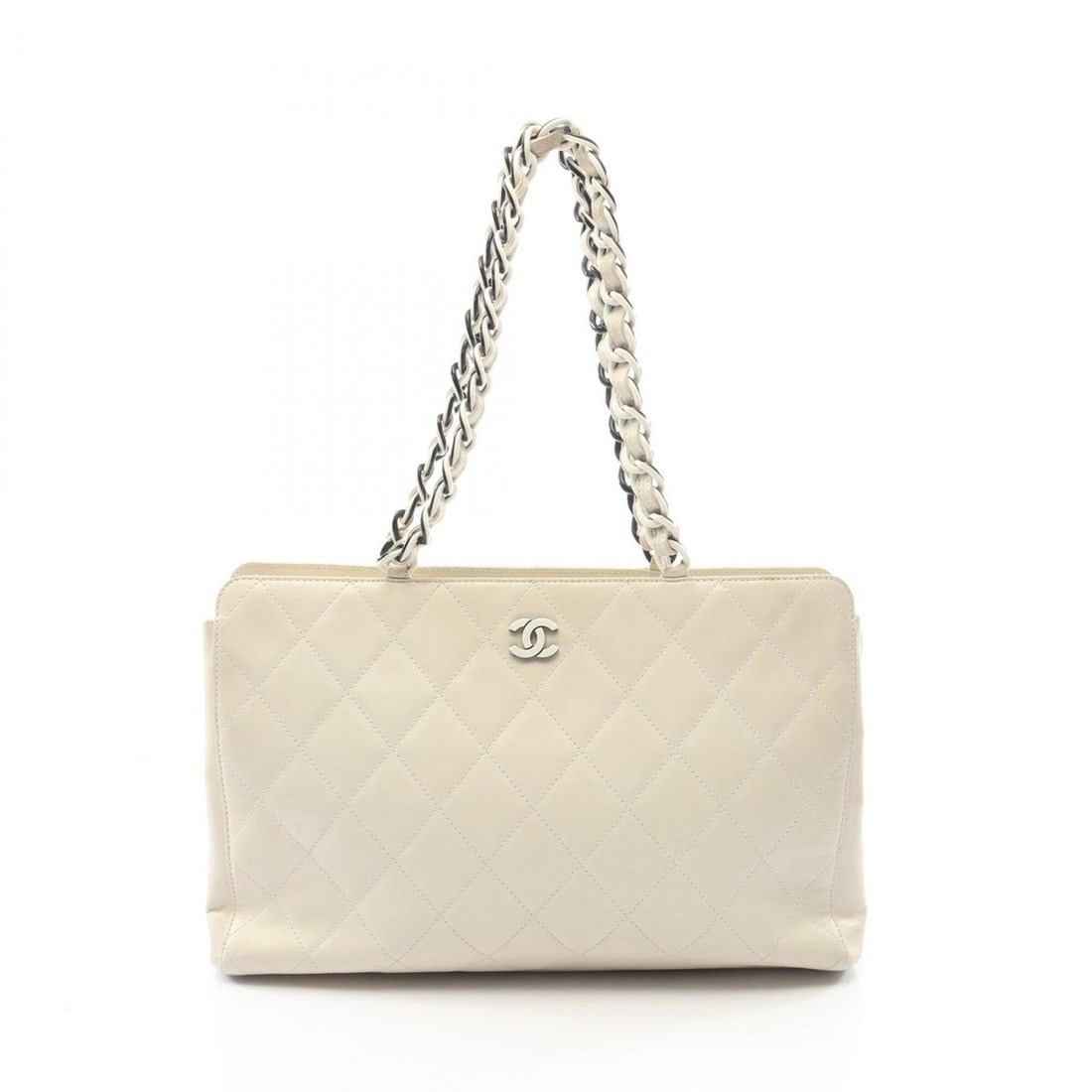 Chanel Matelassé Tote Bag Handbag Leather Women's White: --- Catalog ---Category: SizeSize (HxWxD): 25cm x 36cm x 10cm / 9.84'' x 14.17'' x 3.93''Category: DesignType: Handbag, Tote bagColor: WhiteGender: WomenMaterial: Leather Category: GeneralBrand: Chane