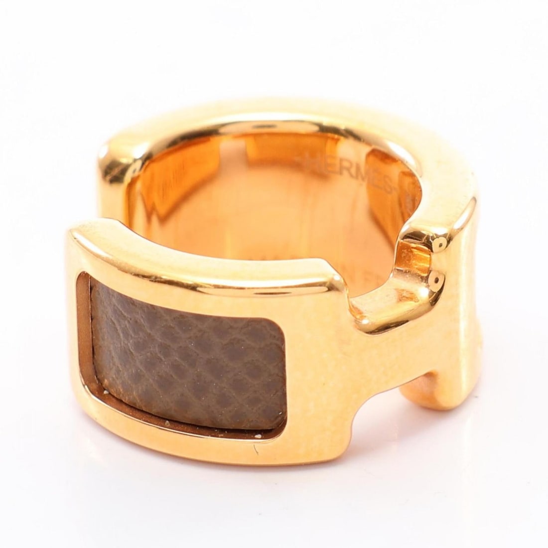Hermes Olympe PM accessory, gold plated (GP), Veau Epsom leather, women's, and gray tones.: --- Catalog ---Category: DesignType: Scarf ringColor: Gold, GrayGender: WomenMaterial: Metal Category: GeneralBrand: HermesCategory: Physical PropertiesSize (HxWxD): 1.7cm x 9.00mm / 0.66'' x 0.35''--