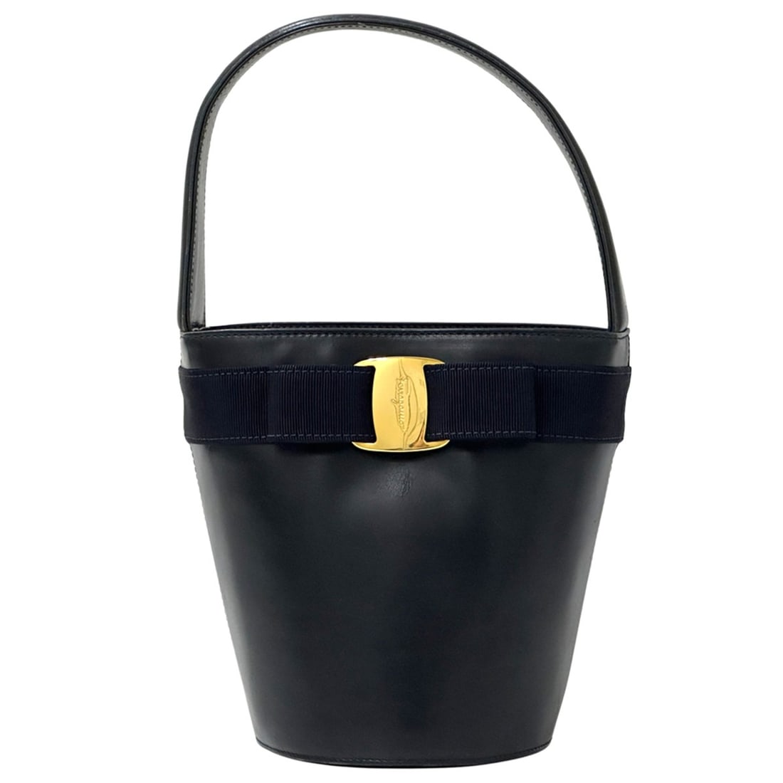 Salvatore Ferragamo Ferragamo handbag for women, brand name, Vara ribbon, leather, navy, bucket bag.: --- Catalog ---Category: SizeSize (HxWxD): 18cm x 13cm x 13cm / 7.08'' x 5.11'' x 5.11''Category: DesignType: HandbagColor: NavyGender: WomenMaterial: Leather Category: GeneralBrand: Salvatore Ferraga