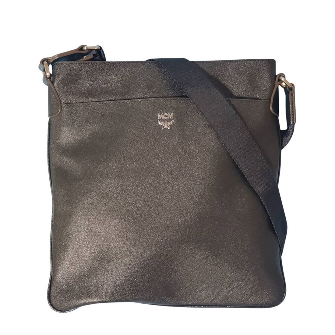 MCM (MCM Corporation) Men's Handbag, Shoulder Bag, Leather, Black, Cool, Stylish: --- Catalog ---Category: SizeSize (HxWxD): 33cm x 31cm x 1cm / 12.99'' x 12.2'' x 0.39''Category: DesignType: Shoulder bagColor: BlackGender: MenMaterial: Leather Category: GeneralBrand: MCM--- Item L