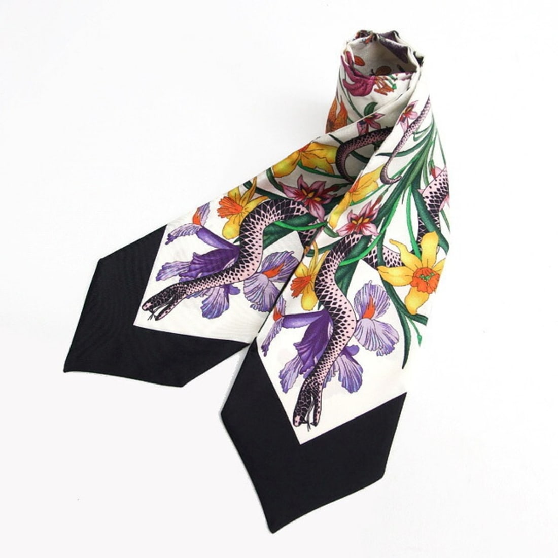Gucci Flora Print Snake Neck Bow: --- Catalog ---Category: SizeSize (LxW): 86cm x 10.5cm / 33.85'' x 4.13''Category: DesignType: ScarfColor: Black, Multi-color, WhiteGender: WomenMaterial: Silk Category: GeneralBrand: Gucci--- Item Li