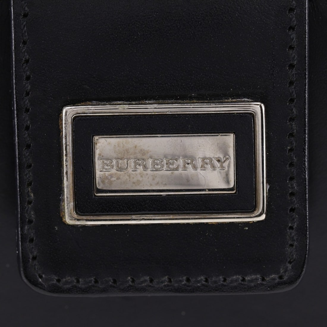 Burberry shoulder bag, calfskin, black, A5 size, magnetic closure, women's.: --- Catalog ---Category: SizeWeight: 560g / 1.23lb.Strap Drop: 25cm / 9.84''Size (HxWxD): 22cm x 28cm x 7cm / 8.66'' x 11.02'' x 2.75''Category: DesignType: Shoulder bagColor: BlackGender: WomenMateri