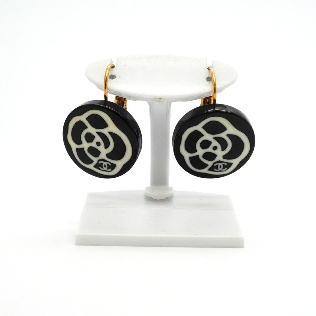 Chanel earrings, Coco Mark, Camellia, Circle, GP plated, Gold, White, Black, Women's: --- Catalog ---Category: SizeSize (HxWxD): 20.70mm x 15.80mm / 0.81'' x 0.62''Category: DesignType: Stud earringsColor: Black, Gold, WhiteGender: WomenMaterial: Gold platingCategory: GeneralBrand: Cha