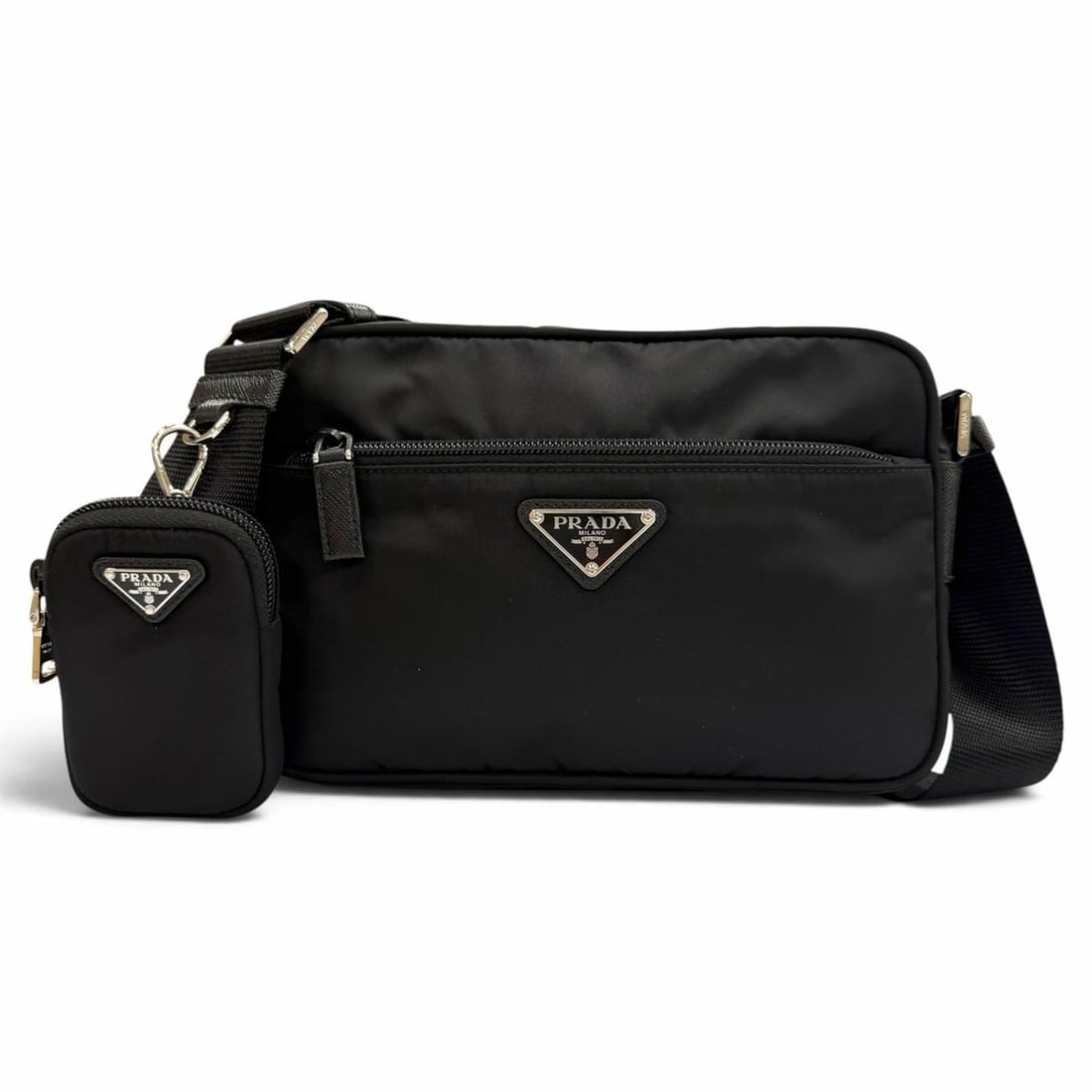 PRADA 1BC167 Nylon Leather Re-Nylon Triangle Logo Plate Shoulder Bag Black Made in Italy Men's: --- Catalog ---Category: SizeSize (HxWxD): 14.5cm x 22.5cm x 6cm / 5.7'' x 8.85'' x 2.36''Category: DesignType: Shoulder bagColor: BlackGender: MenMaterial: Nylon , Leather Category: GeneralBrand: Pra