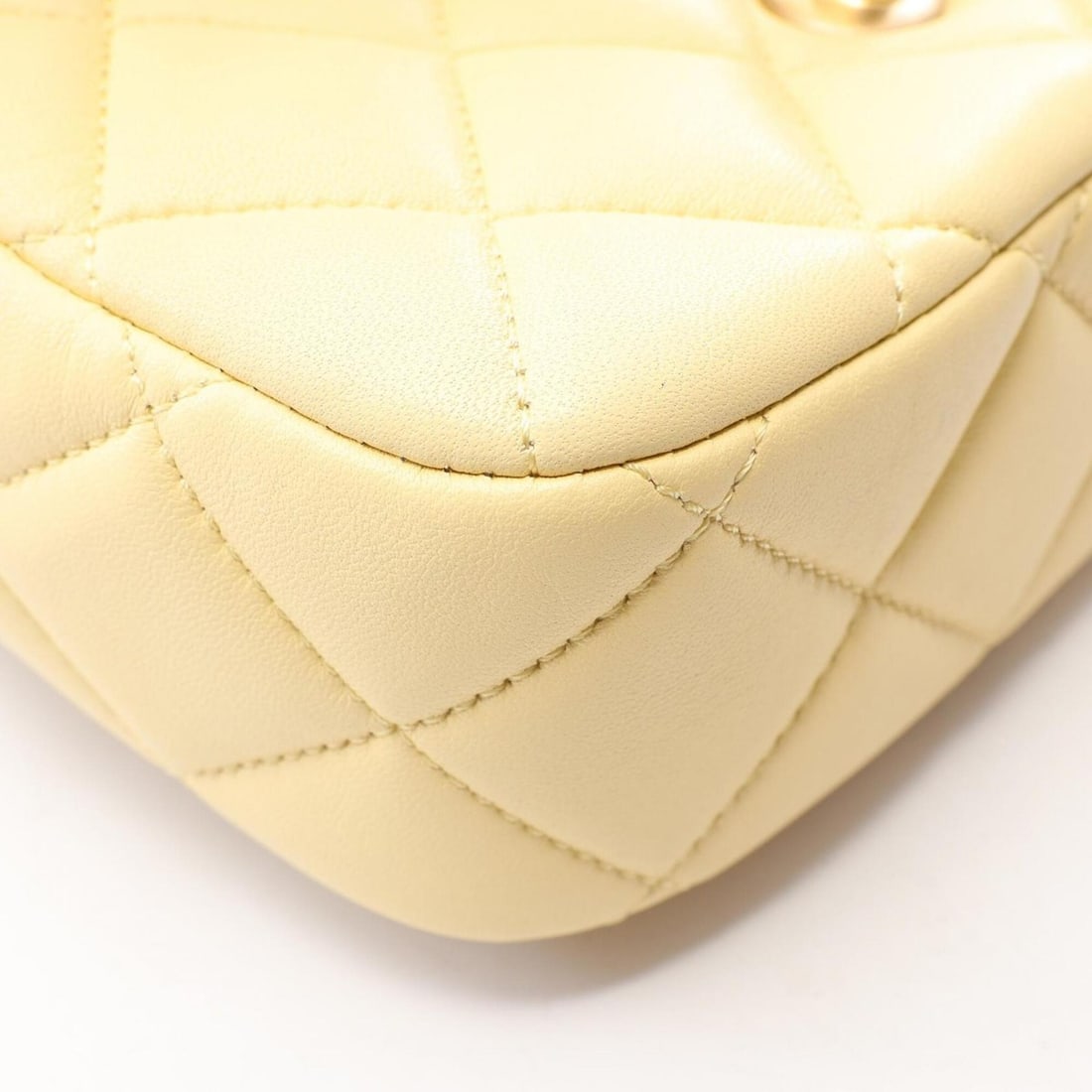 Chanel Mini Matelassé Shoulder Bag/Handbag, Lambskin Leather, Women's, Yellow (AS3849): --- Catalog ---Category: SizeSize (HxWxD): 14cm x 16.5cm x 5.5cm / 5.51'' x 6.49'' x 2.16''Category: DesignType: Handbag, Shoulder bagColor: YellowGender: WomenMaterial: Leather Hardware Color: GoldLe