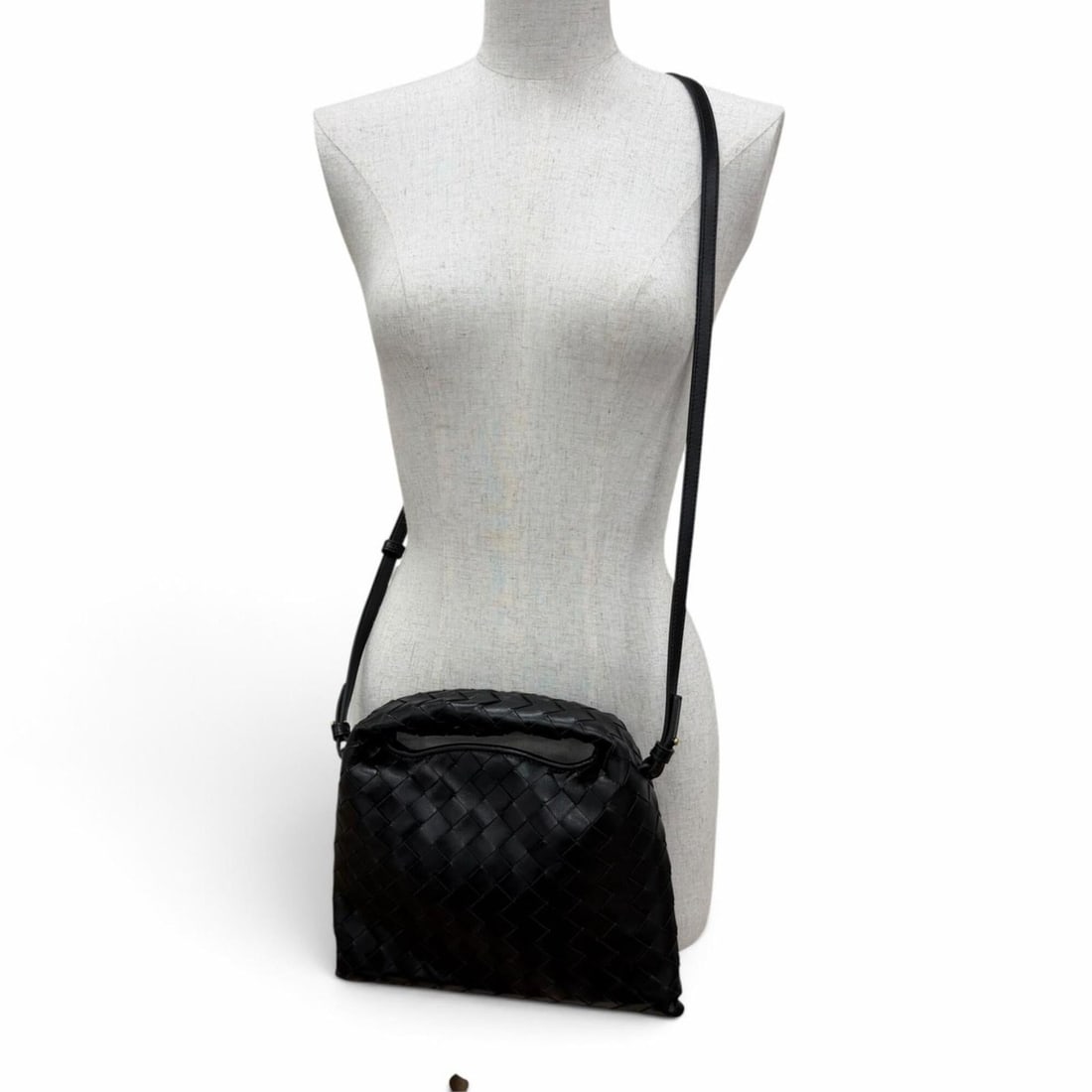BOTTEGA VENETA 777586 Intrecciato Mini Hop Leather 2-Way Shoulder Bag/Handbag, Black, Made in Italy,: --- Catalog ---Category: SizeSize (HxWxD): 20cm x 26cm x 3cm / 7.87'' x 10.23'' x 1.18''Category: DesignType: Handbag, Shoulder bagColor: BlackGender: WomenMaterial: Leather Category: GeneralMPN: 7775