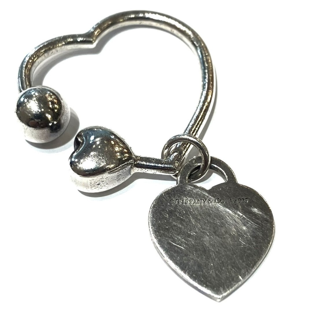Tiffany & Co. Return to the World Keychain Ring, Heart Design, Silver (Ag925): --- Catalog ---Category: SizeSize (HxWxD): 4cm x 4cm / 1.57'' x 1.57''Category: DesignType: KeyringColor: SilverGender: Women,MenMaterial: Silver 925Category: GeneralBrand: Tiffany--- Item List ---Sec