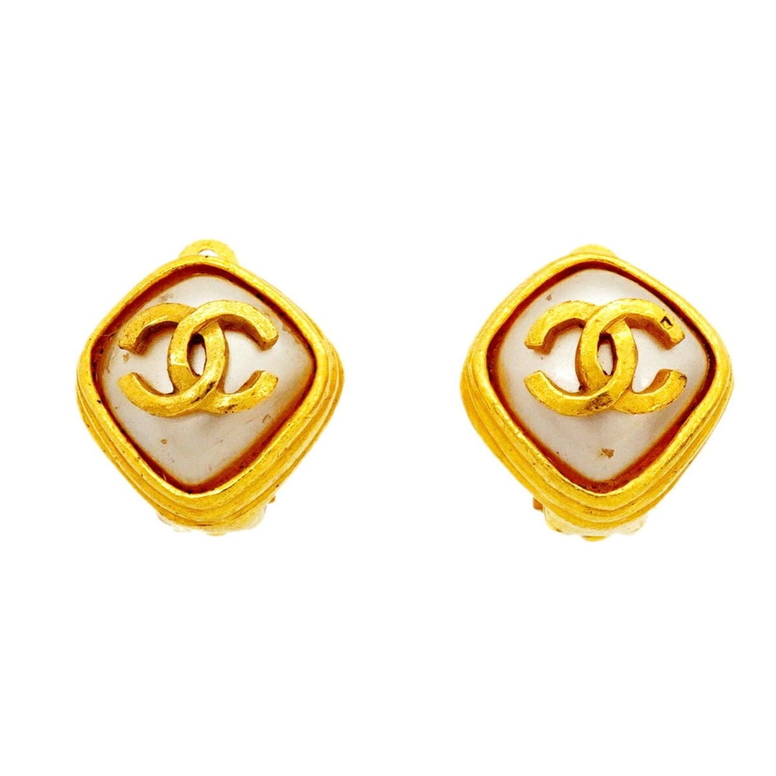 Chanel earrings, Coco Mark design, GP plated, faux pearl, gold, women's.: --- Catalog ---Category: SizeSize (HxWxD): 19.70mm x 19.40mm / 0.78'' x 0.76''Category: DesignType: Clip earringsColor: GoldGender: WomenMaterial: Gold platingCategory: GeneralBrand: Chanel--- Item Li