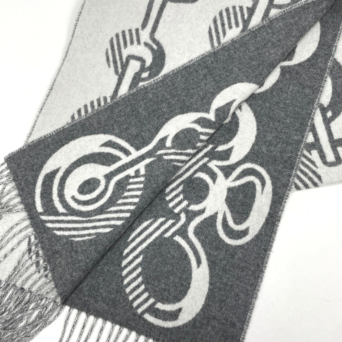 Hermes scarf, Doré, buckle, fringe, cashmere, gray, women's.: --- Catalog ---Category: SizeSize (LxW): 32cm x 1.59m / 12.59'' x 62.59''Category: DesignType: ScarfColor: GrayGender: WomenMaterial: Cashmere 100%Category: GeneralBrand: Hermes--- Item List ---Sectio