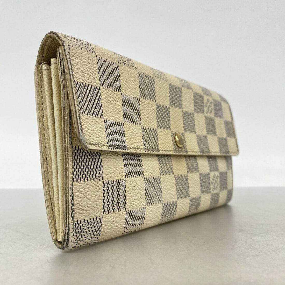 Louis Vuitton Damier Azur Portefeuille Sarah Long Wallet N61735 White Women's: --- Catalog ---Category: SizeSize (HxWxD): 11cm x 19cm x 3cm / 4.33'' x 7.48'' x 1.18''Category: DesignType: Long wallet (bi-fold)Color: WhiteGender: WomenCategory: GeneralMPN: N61735Brand: Louis Vuit