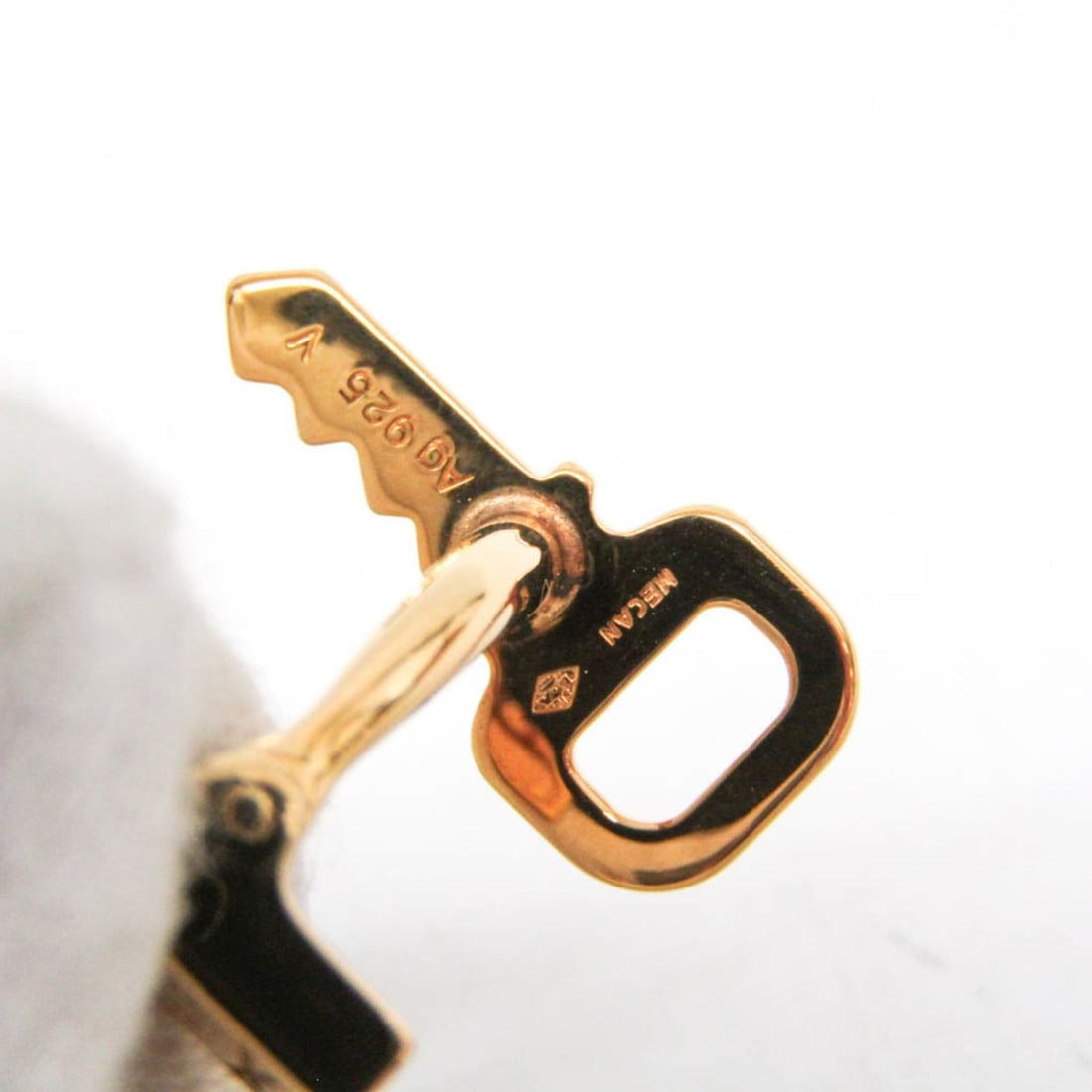 Louis Vuitton Silver 925 Bullet Back/toggle Cufflinks Gold Padlock and Key cufflinks M64601: --- Catalog ---Category: SizeWeight: 15.1g / 0.53oz.Size (HxWxD): 23.20mm x 13.70mm x 29.90mm / 0.91'' x 0.54'' x 1.18''Category: DesignType: Bullet back/toggleColor: GoldStone: No StoneGender: MenMat