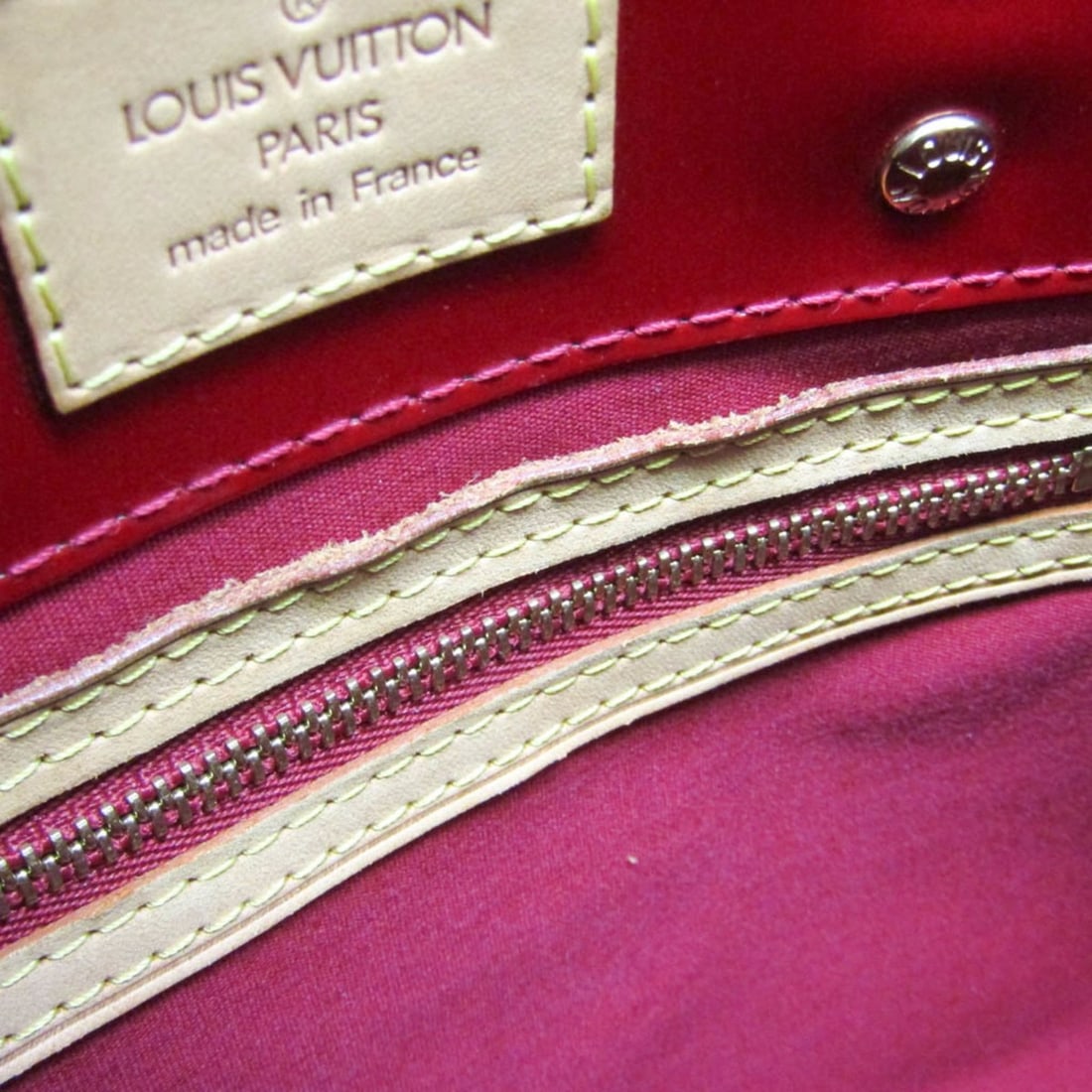 Louis Vuitton Monogram Vernis Reade PM M91990 Women's Handbag Pomme D'amour: --- Catalog ---Category: SizeWeight: 280g / 9.87oz.Size (HxWxD): 18cm x 22.5cm x 10.5cm / 7.08'' x 8.85'' x 4.13''Handle Length: 27cm / 10.62''Category: DesignType: HandbagColor: Pomme d'amourGender: 
