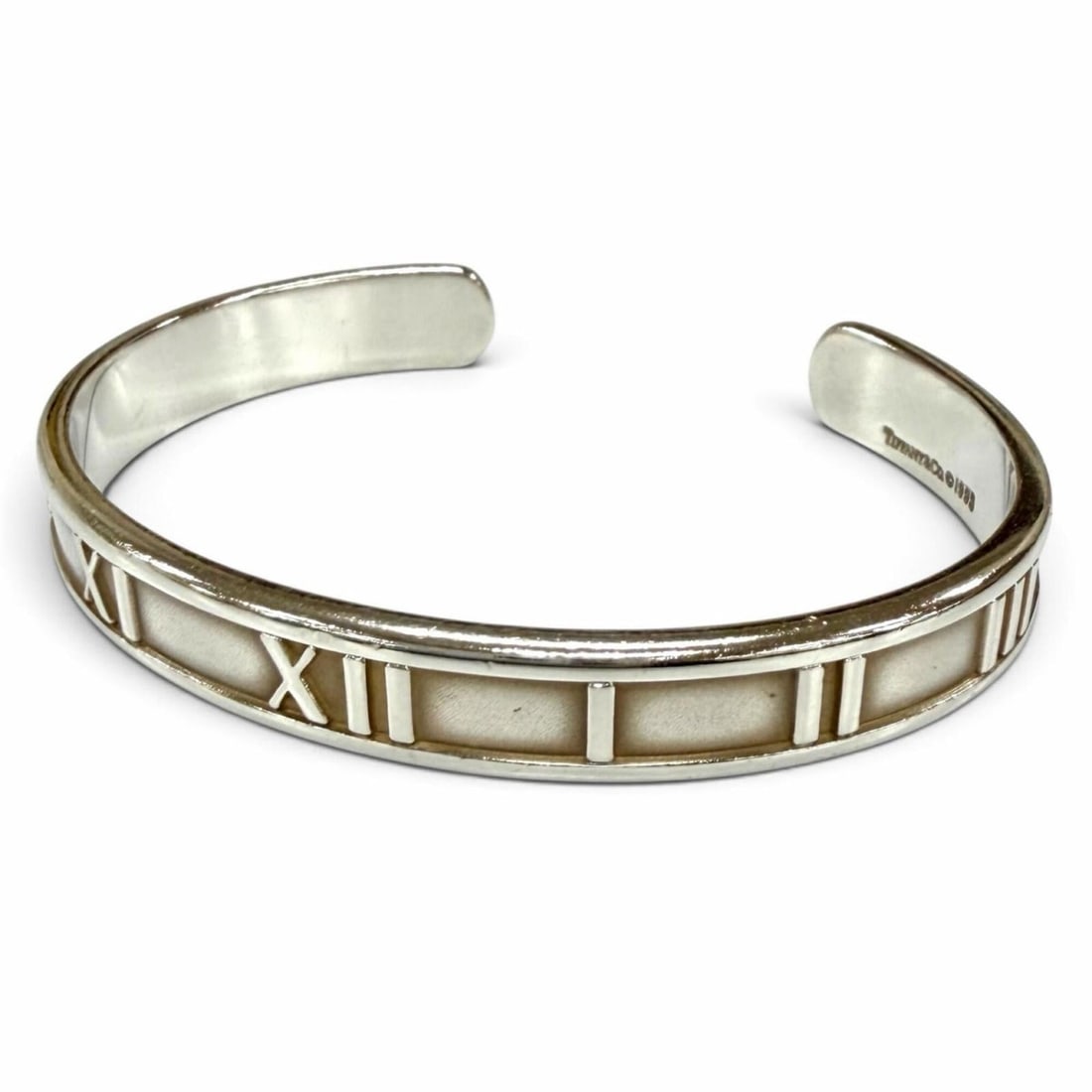 TIFFANY&Co. Tiffany & Co. 1837 925 Atlas Narrow Cuff Bangle, Silver, Made in Italy, Weight 20.5g,: --- Catalog ---Category: SizeLength: 15cm / 5.9''Category: DesignType: Cuff braceletColor: SilverGender: WomenMaterial: Silver 925Category: GeneralBrand: TiffanyCountry of Origin: Italy--- Item List -