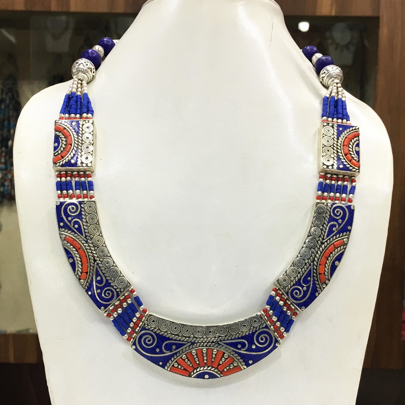 Ethnic Antique Choker Lapis Handmade Necklace: Tibet Natural Stone Hand Made Coral Necklace......This elegant Necklace was handcrafted in Tibet, the home of exquisite jewelry craftsmanship. It was skillfully made with large natural Turquoise, each