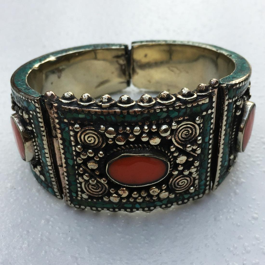 Antique Tibetan Amber & Red Coral Bangle: Tibetan Handmade Cuff BangleSize: Free Weight: 100 Gram ApproxGemstones: Turquoise, Coral & AmberCountry/Region of Manufacture: Kathmandu/Nepal