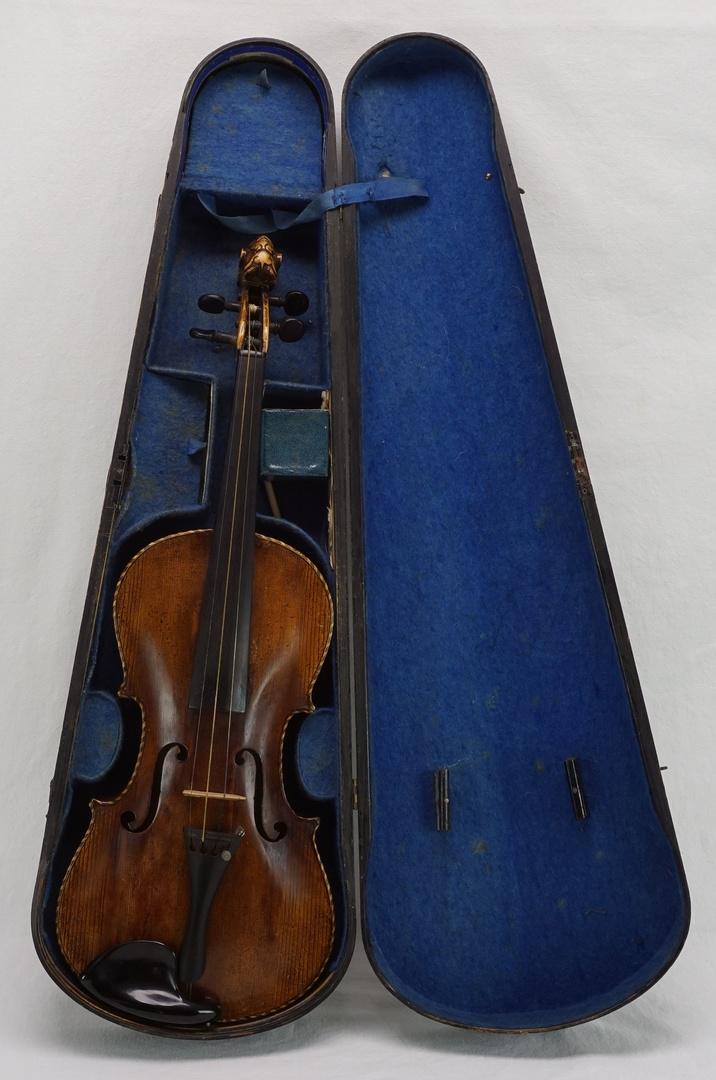 4/4 violin / violin with lion head and trunk, in 1900: 4/4-Geige / Violine mit Löwenkopf und Koffer, um 1900 Boden ausRiegelahorn, Deckel aus Fichte, Schnecke als Löwenkopf geschnitzt, innen im Boden eingeklebter Papierzettel, bez. "Jacobus Stai