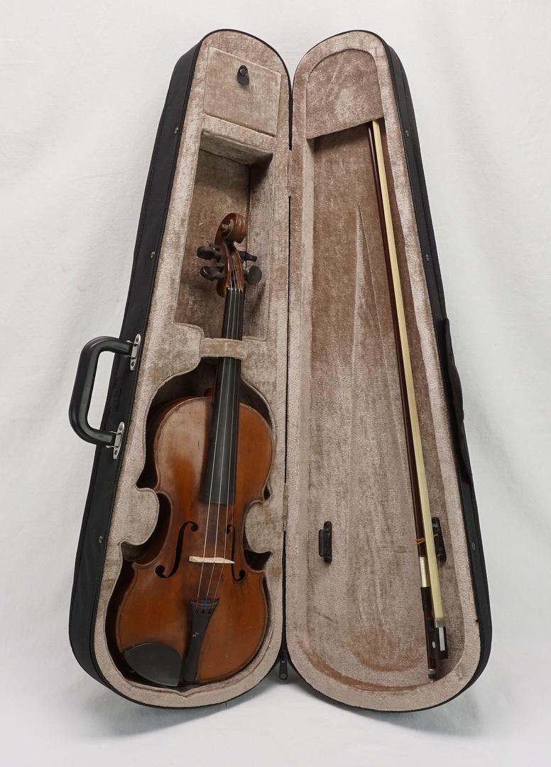 3/4 violin / violin violin case, around 1900: 3/4 Geige / Violine mit Geigenkoffer, um 1900 Zweiteiliger Boden aus Riegelahorn, Deckel aus Fichte, innen mit Klebezettel bezeichnet "Gaspard Duiffo pruggar bononienfis Anno 1521", im modernen, mit S