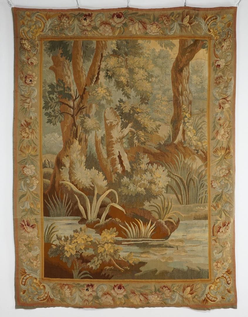 Tapestry Seestillleben: Gobelin mit Seestillleben Baumwolle, 19/20. Jh., Wandbehang verziert mit Bäumen und Schilfgras am Ufer, auf dem Wasser schwimmen Seerosenblätter, mit umlaufender, floraler Bordüre, alte
