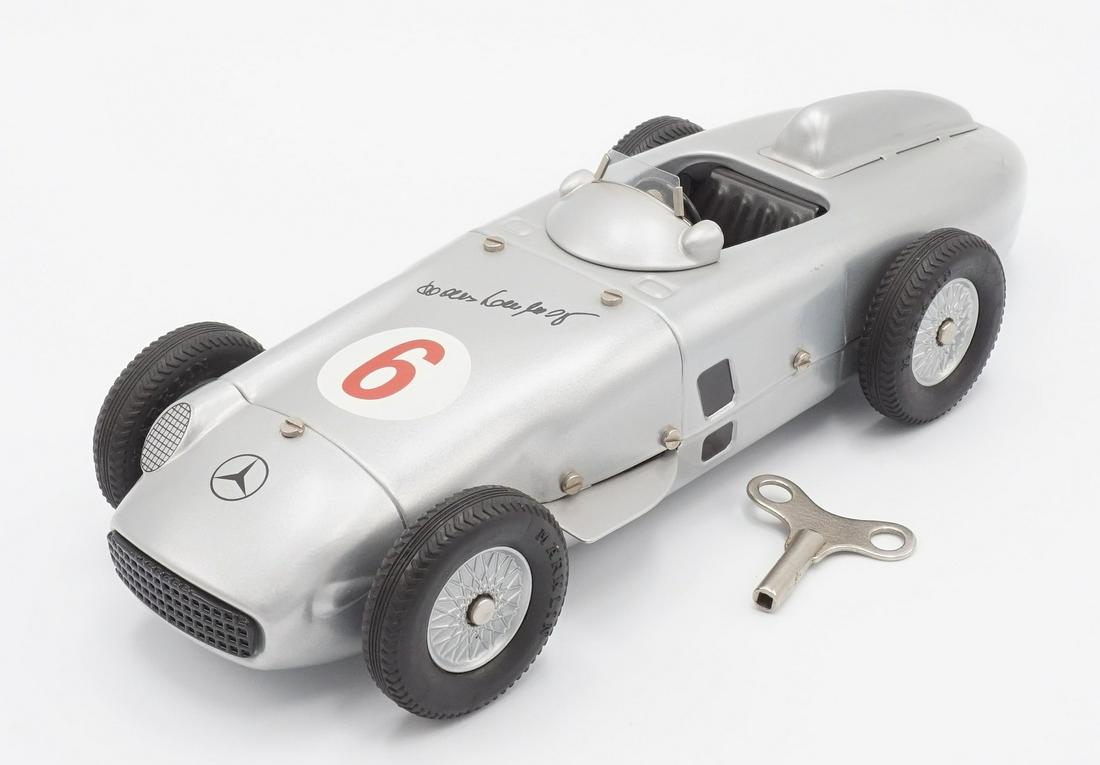 Märklin Mercedes W196 "Silberpfeil" 1994: Blech Maßstab 1:16 Aufschrift Startnummer 6 mit Unterschrift vom Rennfahrer Hans Hermann mit Schlüssel zum Aufziehen guter Zustand Aufziehmotor funktioniert ohne Original-Box 6 x 1