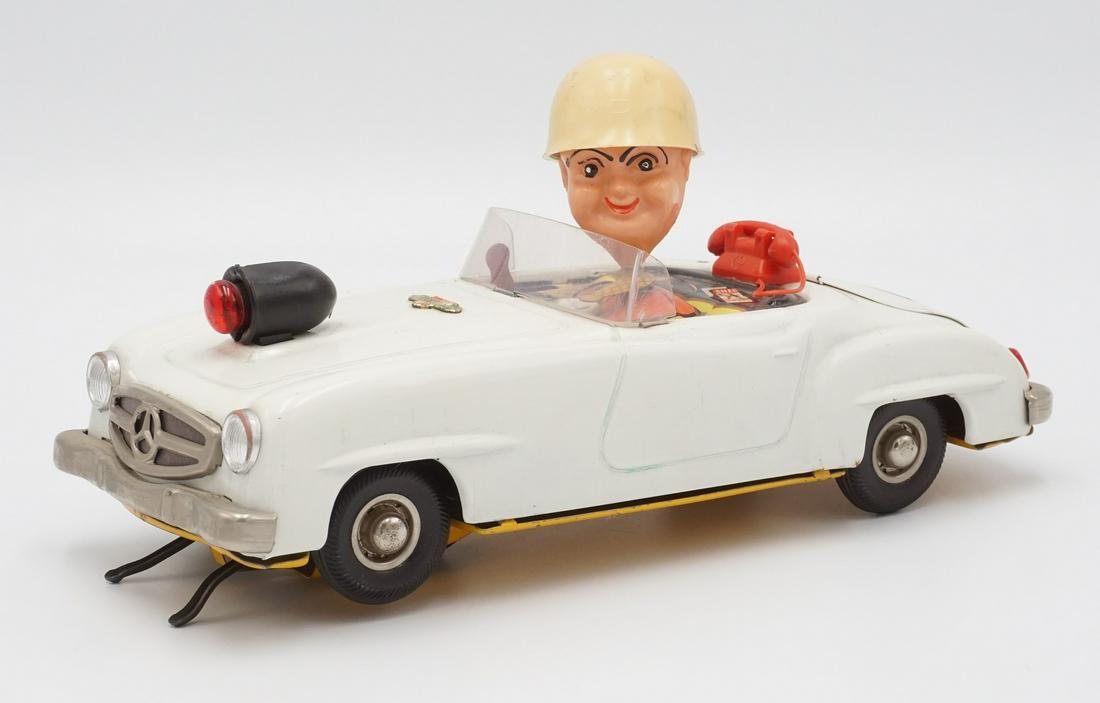 Gama Wendeauto Mercedes 190 Sl um 1950: Blech im Boden gemarkt Modell 104 Batterie-Antrieb (Fach im Kofferraum) Kopf beweglich Telefonhörer abnehmbar guter Zustand Antenne fehlt Funktion nicht geprüft mit Fahrer 10 x 95&