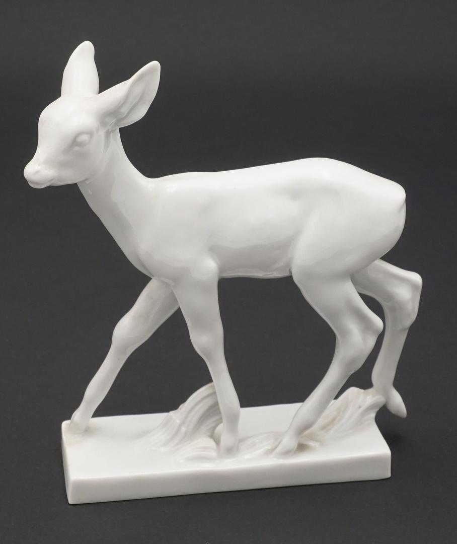 Meissen Reh: 1. Wahl unten mittig im Sockel Schwertermarke schreitendes Reh auf rechteckiger Sockelplatte Entwurf von 1932 von Willi Münch-Khe Formnummer A1253 guter Zustand H. 135 cm Meissen deer f