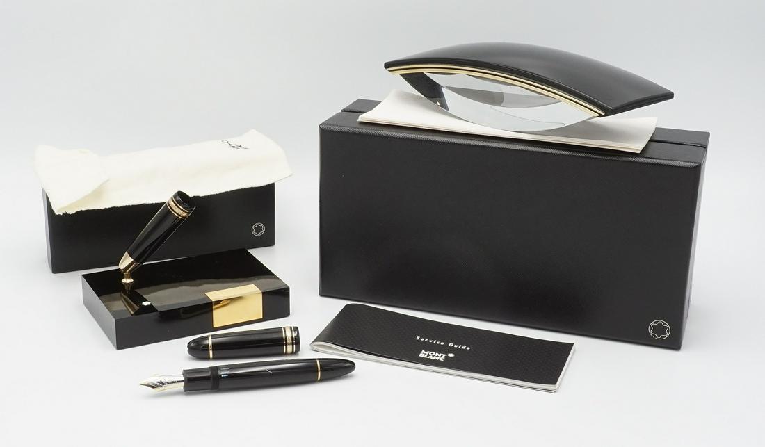 Montblanc-Schreibset mit Meisterstück 149: 1) Montblanc Füllhalterständer "Meisterstück LeGrand" 2. Hälfte 20. Jh. schwarzes Edelharz mit Messingschild Kappe mit drei Messingringen und Gravur "Meisterstück" altersgemäß guter Zustand 8 