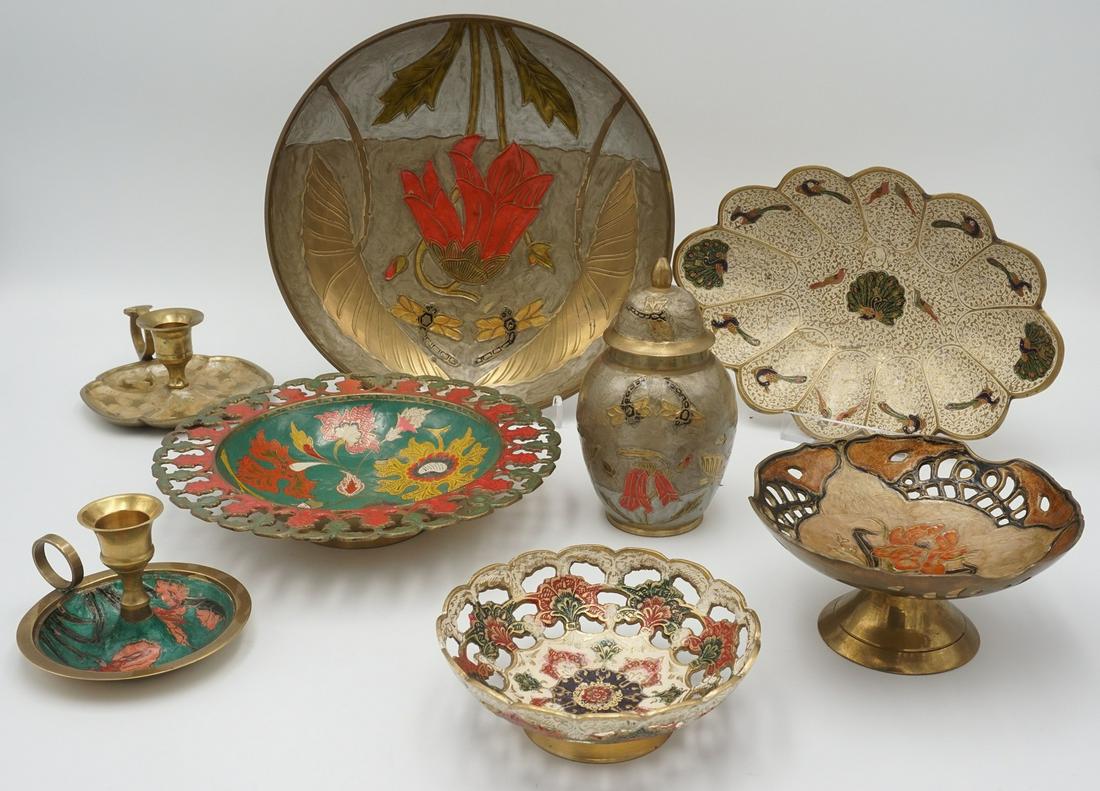 Acht Messingteile: Messing Emaille zwei Kerzenhalter drei Durchbruchschalen ein Deckelgefäß eine ovale Schale und eine runde Schale mit Fuß teilweise von Jugendstil inspiriertes Dekor guter Zustand Schale