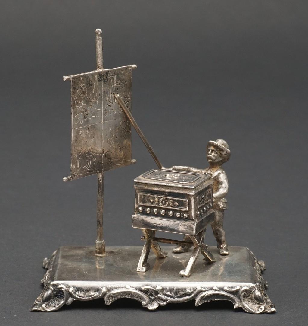 Martin Mayer Miniatur eines Leierkastenmannes um 1900: 800/- Silber gepunzt mit Halbmond und Krone Herstellermarke für Martin Mayer Mainz Feingehalt sowie Modellnummer 38 sehr detailliert gefertigt Schild / Schautafel drehbar guter Zustand 7 x&#