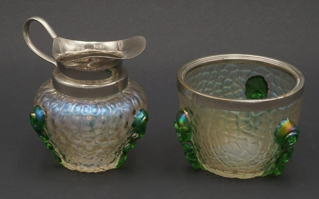 Joh. Loetz Witwe Klostermühle Sahnekännchen: Jugendstil farbloses Glas wabenoptisch modelgeblasen (Candida Martelé) ohne Abriß aufgelegte grüne Glasfäden irisierend bedampft Nickelmontierung guter Zustand Deckel der Zuckerdos