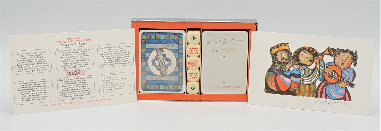Spielkarten von Graciela Rodo-Boulanger: Papierkarten mit Würfel, mit Original-Farblithografie der Künstlerin auf dem Umschlag, signiert, Ex. 9381/9999, im Schuber, unbespielt, 2 x 17 x 11,5 cm (HxBxT); Pla