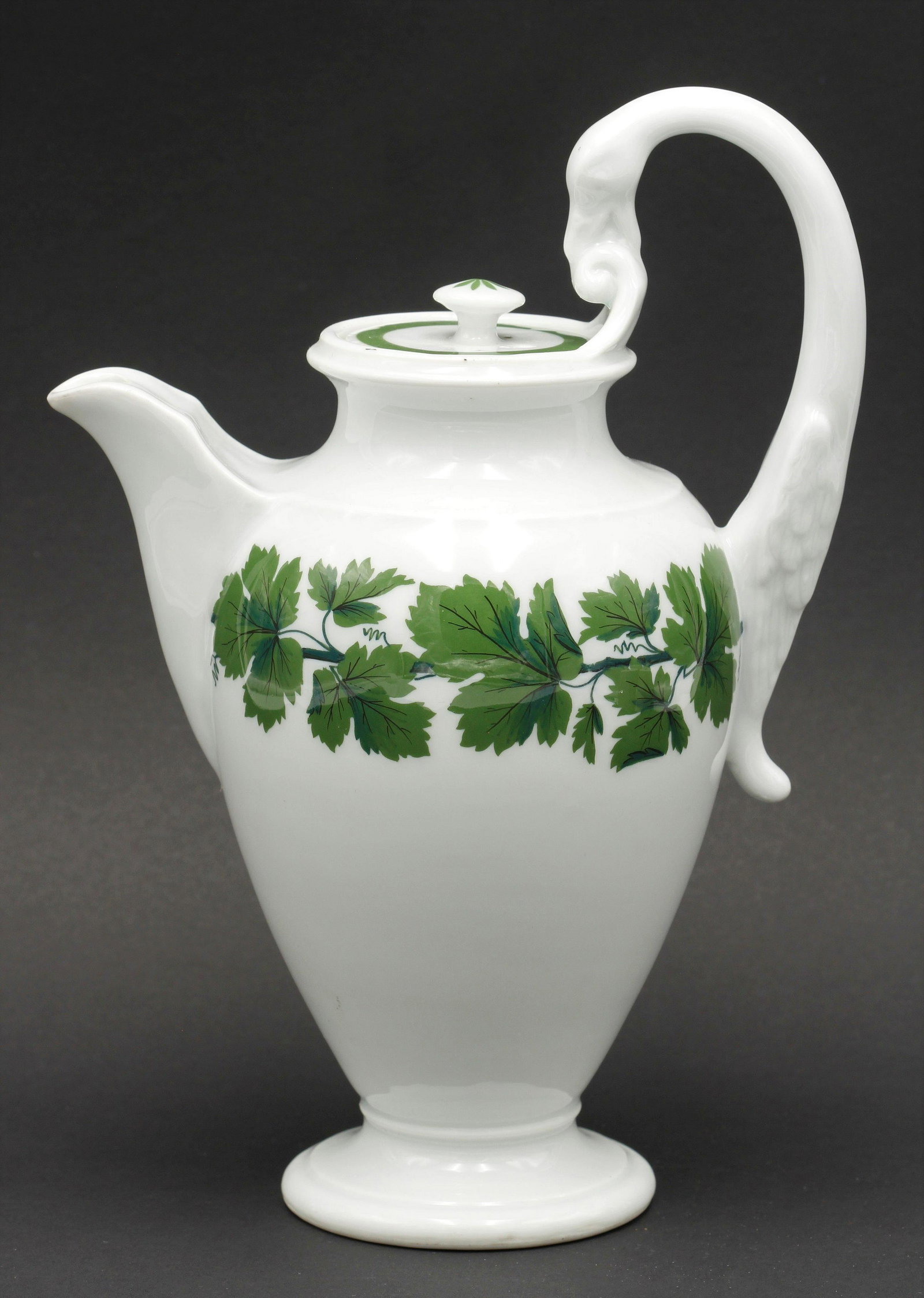 Meissen Mokkakanne, 1815 - 1923: Porzellan, 1. Wahl, voller, grüner Weinkranz, weißer Rand, im Boden Knaufschwerter, Schwanenhalshenkel, guter Zustand, H. 19,5 cm; Meissen mocha pot, 1815 - 1923, porcelain, 1st ch