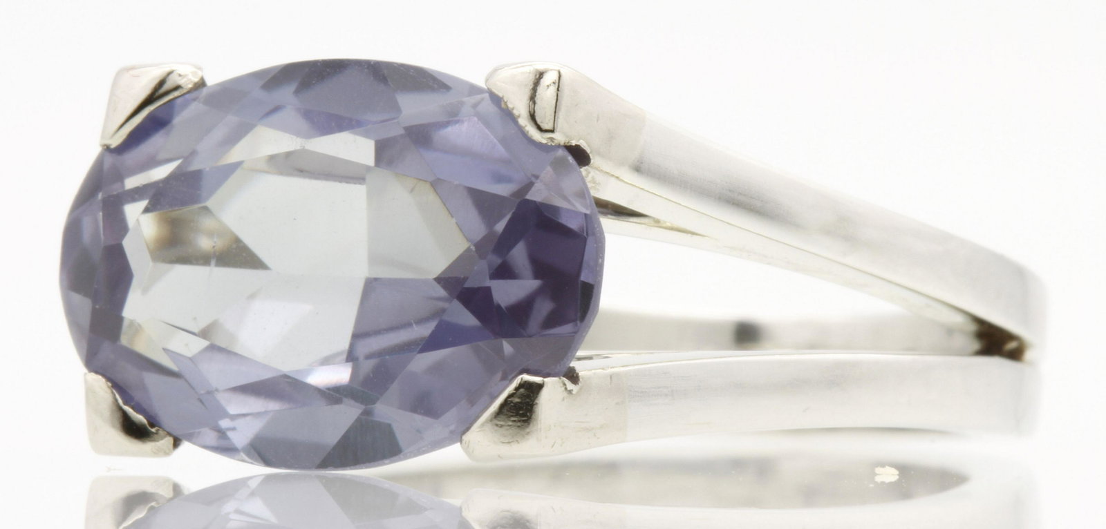 Moderner Ring mit Alexandrit (1 of 5)