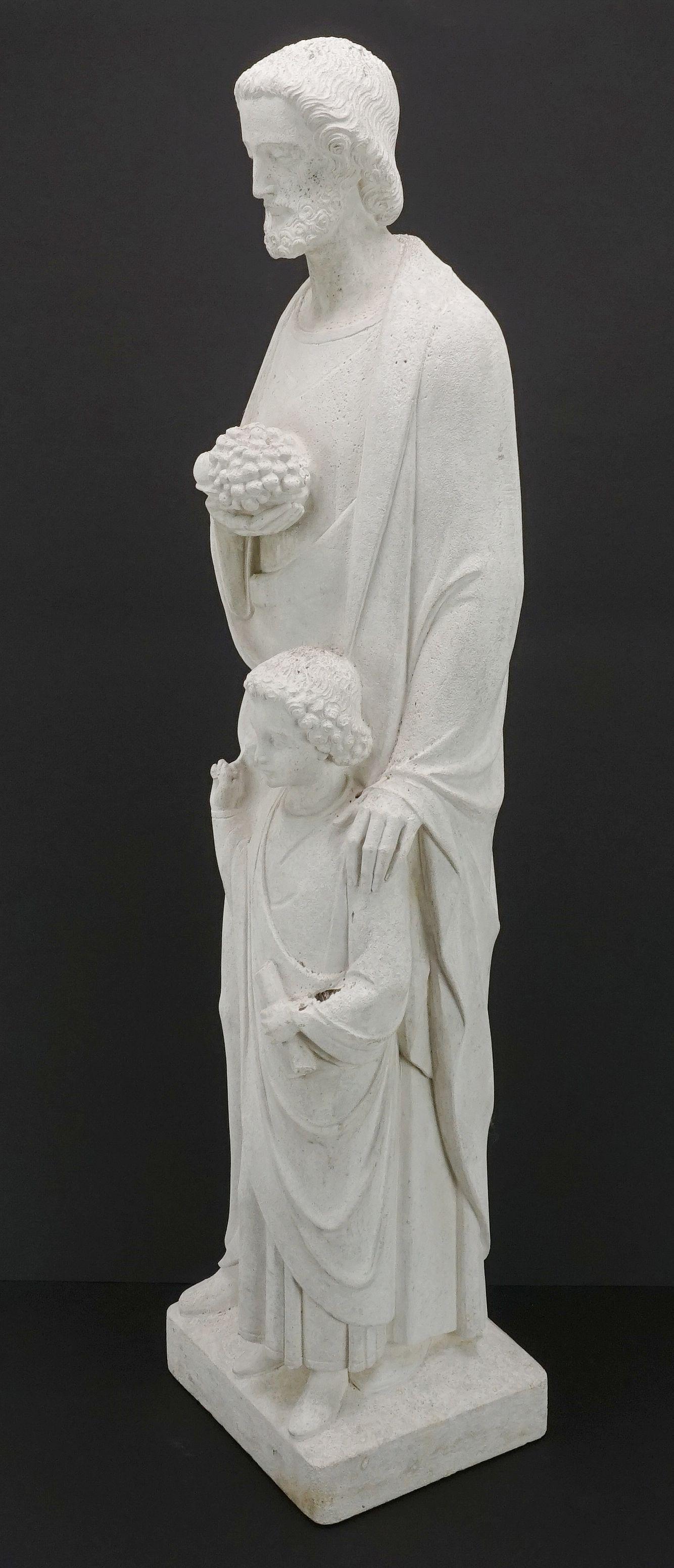 Skulptur von "Josef mit Jesuskind": wohl Gasbeton, 2. Hälfte 20. Jh., rückseitig im Sockel monogrammiert mit "MTL", nummeriert "541/90" und "Germany", Josef mit Teller, der mit Weintrauben und Brot gefüllt ist, Jesuskind