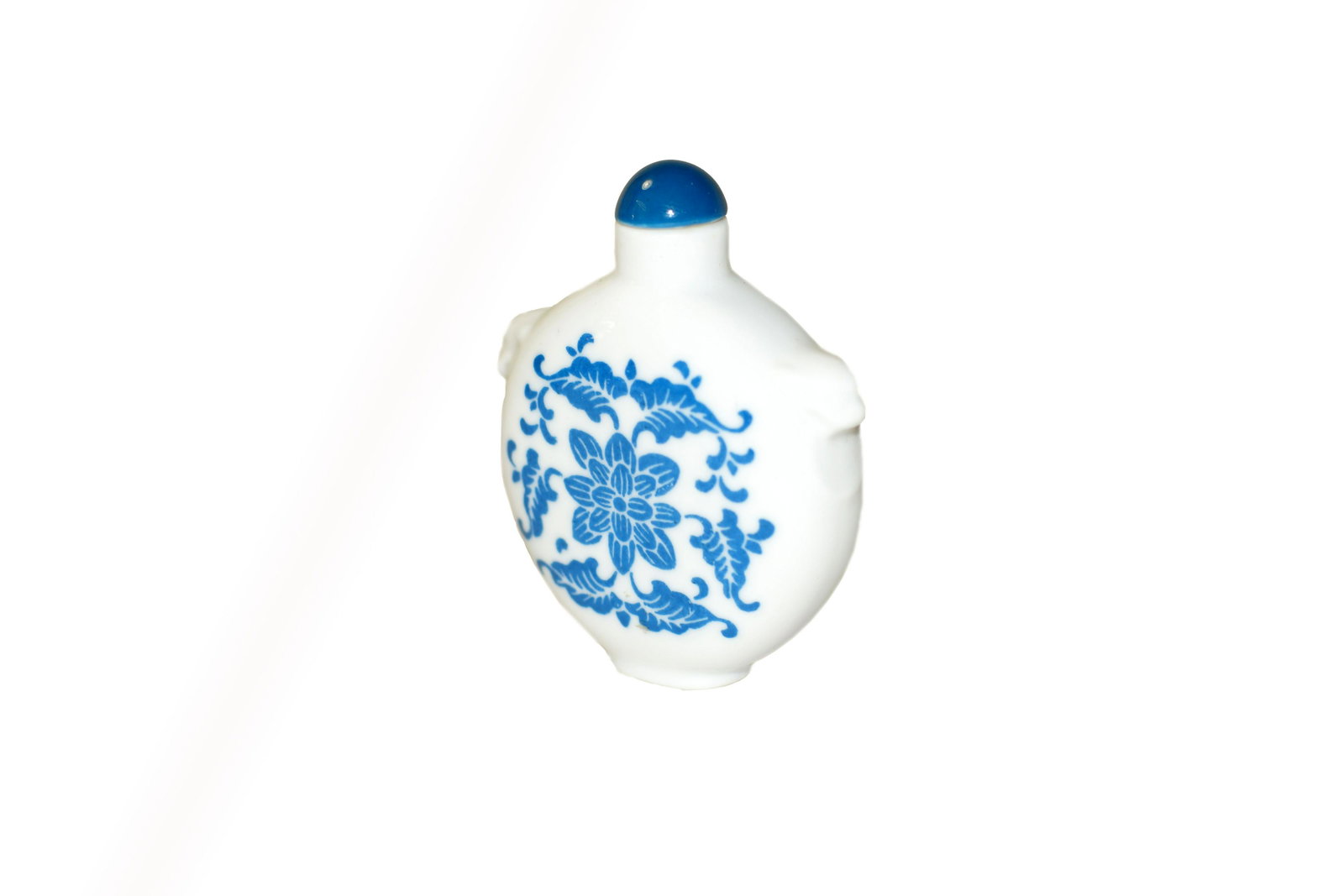 Antique Chinese Porcelain Snuff Bottle: Antique Chinese Porcelain Snuff Bottle, Floral Design. This is an old Chinese porcelain snuff bottle featuring floral design. Late Qing period. Size H 2.5"