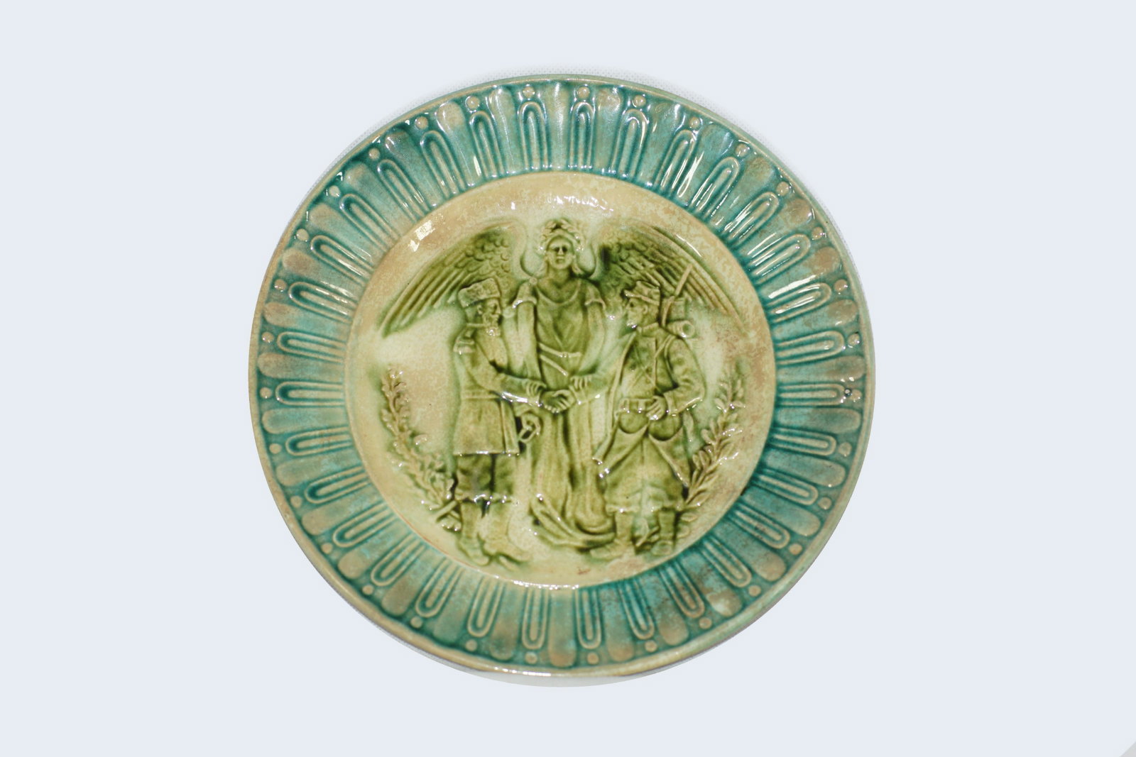 Antique 1891 French Russian Commemorative Plate: Antique French Russian friendship commemorative plate in french majolica made by Sarreguemines factory in 1891. The dÃ©cor in relief shows 2 soldiers shaking hands under the victory allegory protect